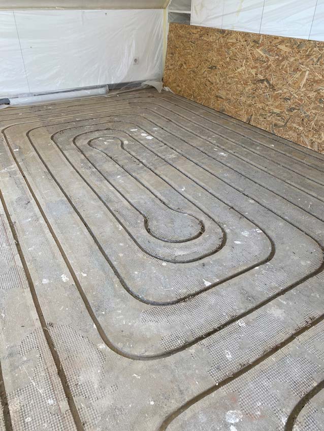 Moderne Frästechnik zur nachträglichen Installation einer Fußbodenheizung im Bestandsbau